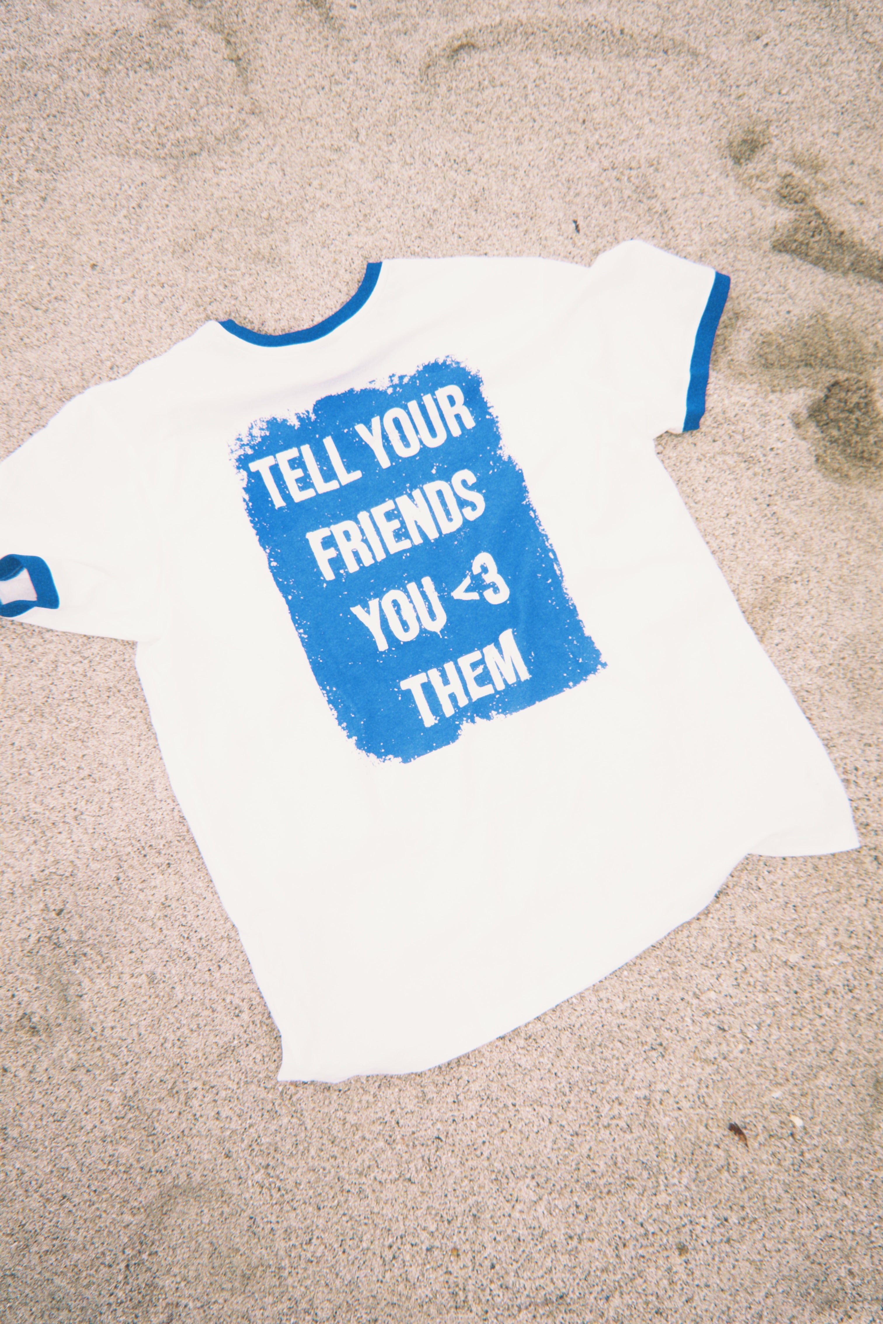 Camiseta "Tell your friends you <3 them"