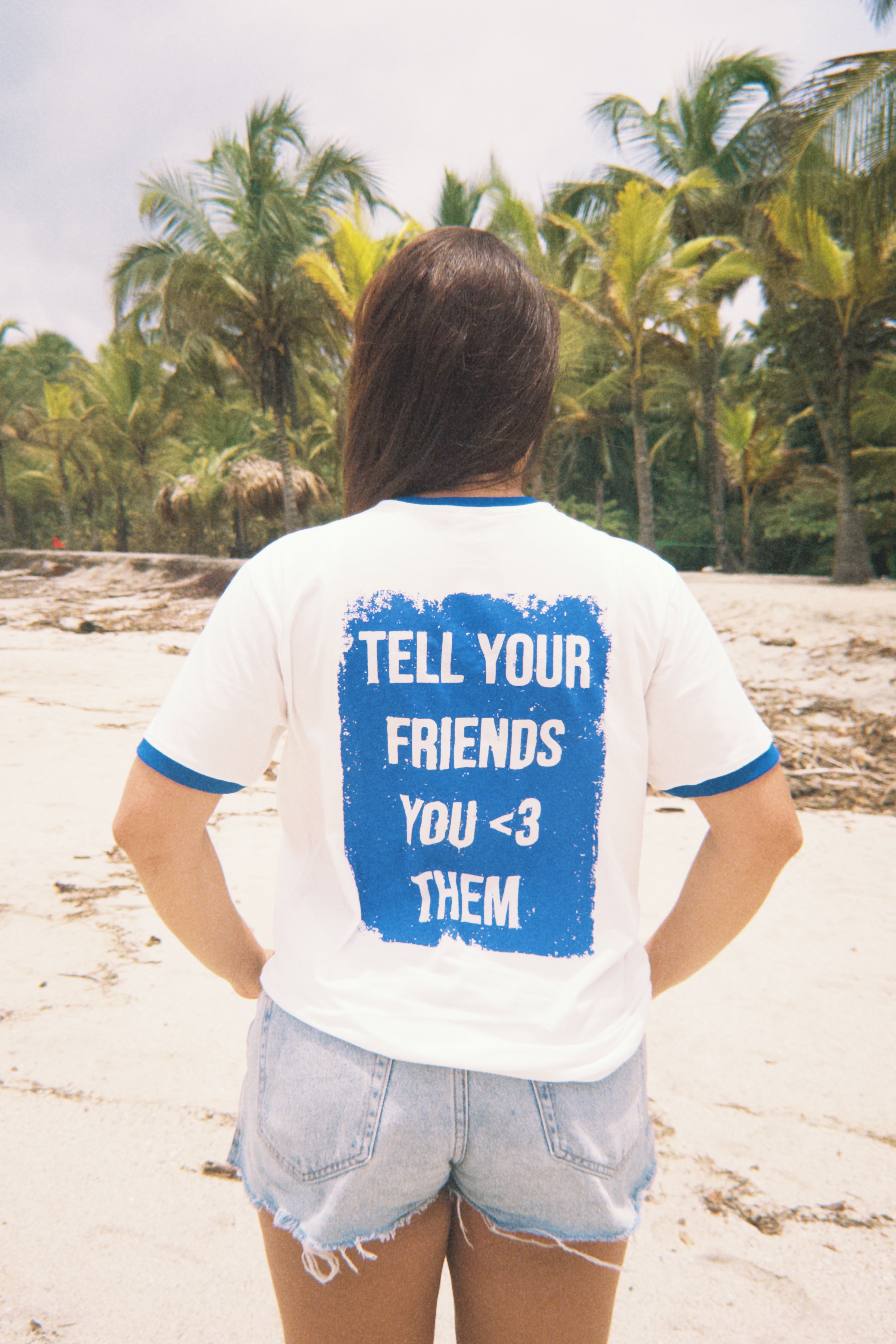 Camiseta "Tell your friends you <3 them"