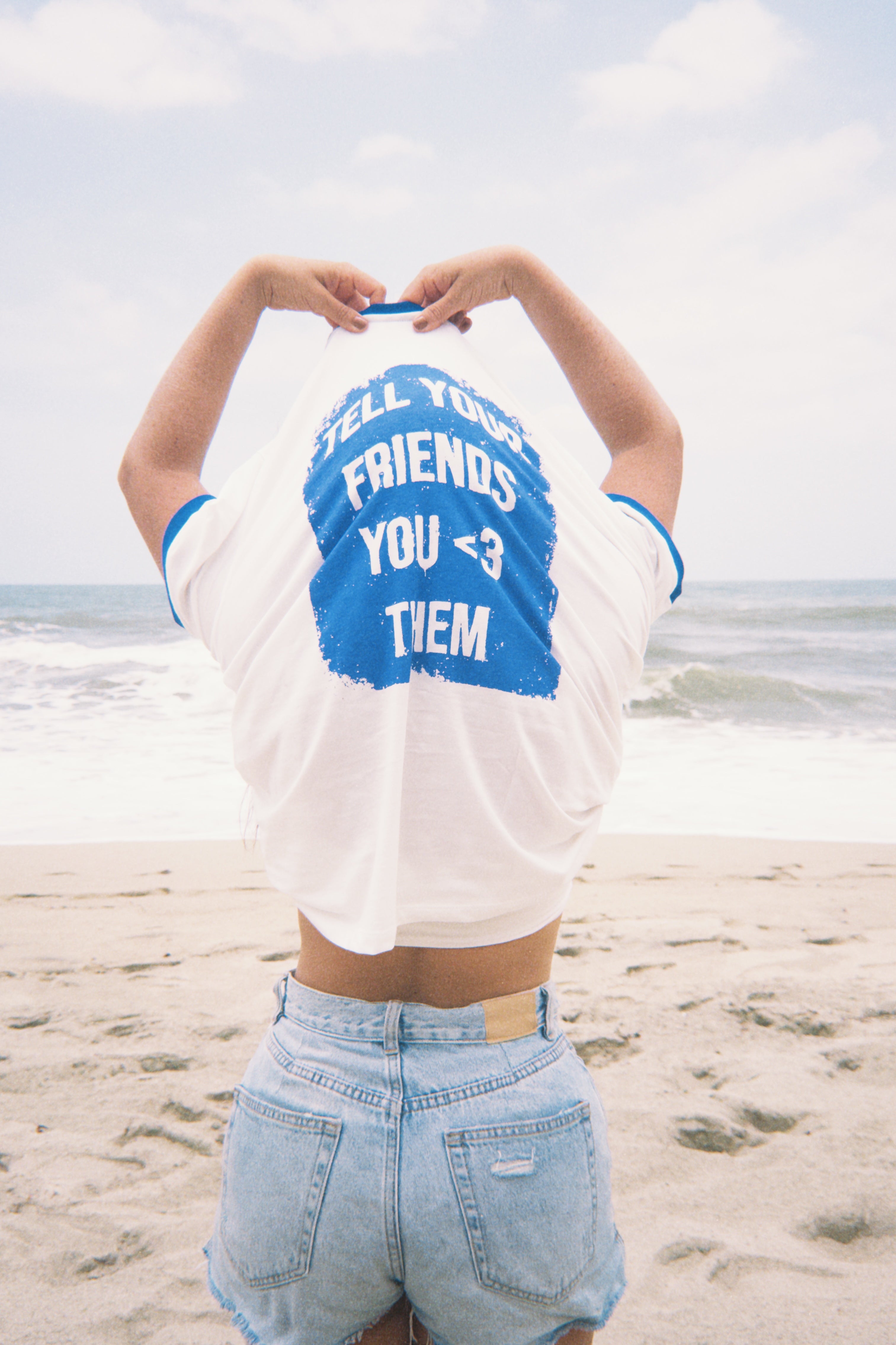 Camiseta "Tell your friends you <3 them"