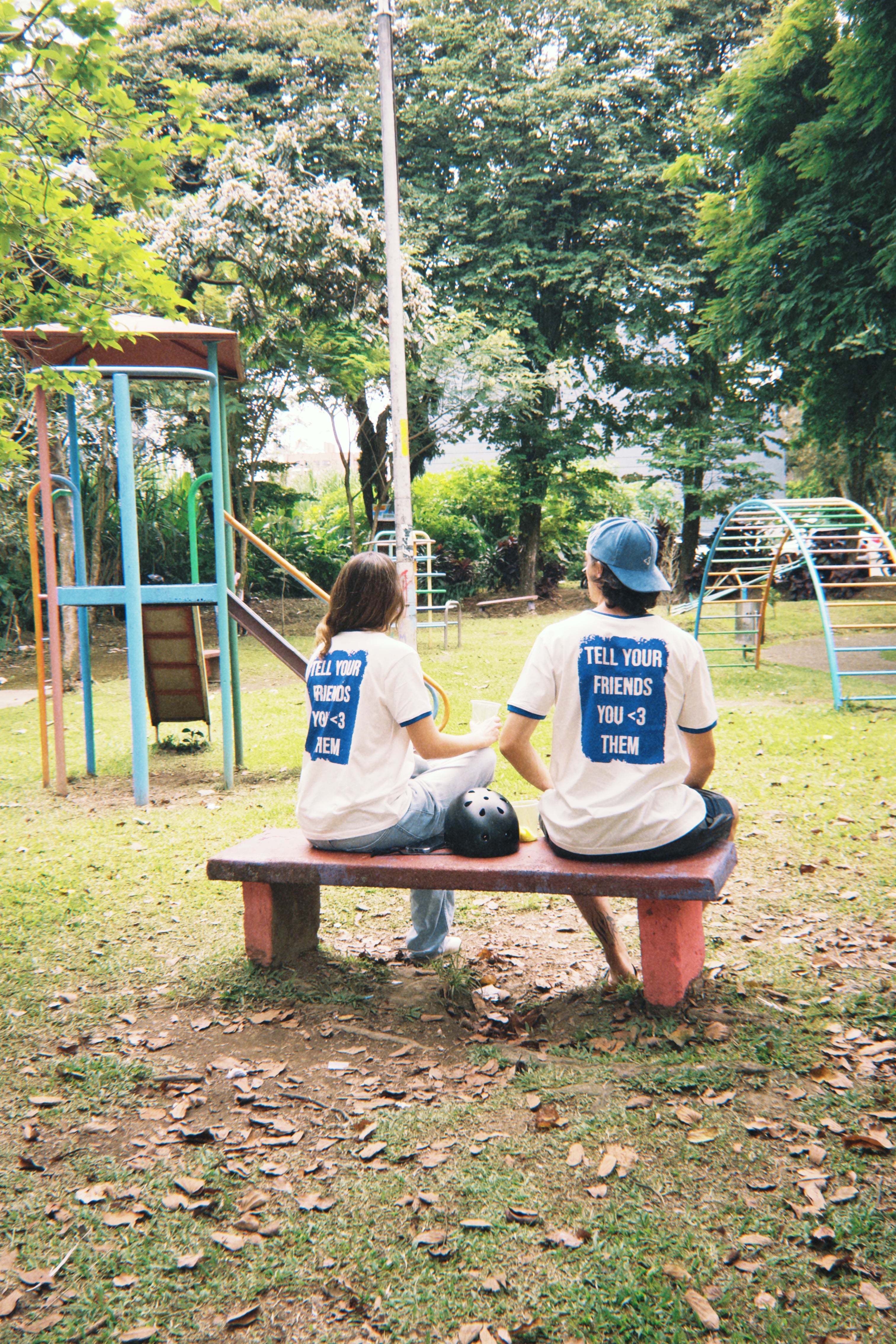 Camiseta "Tell your friends you <3 them"