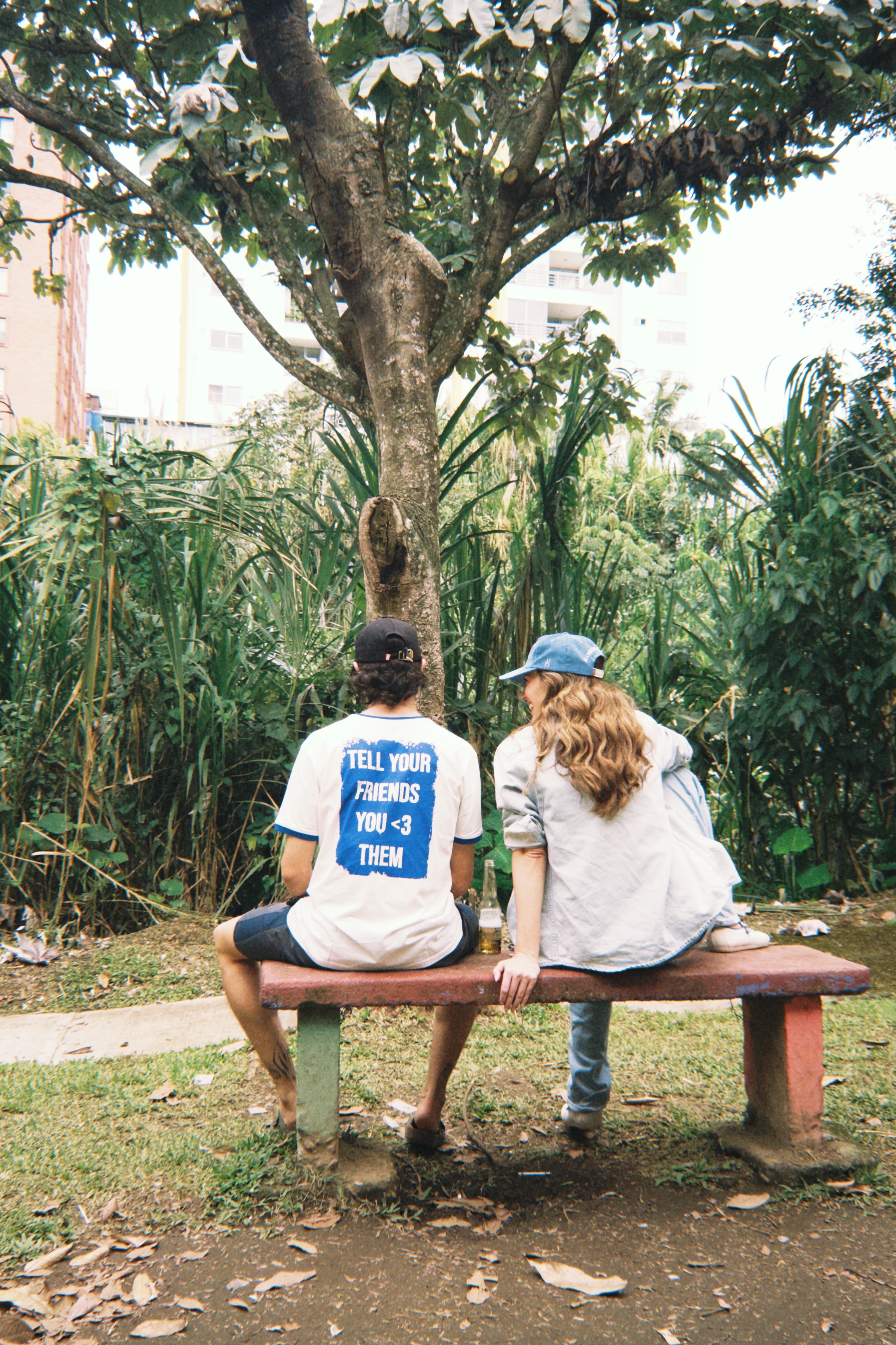 Camiseta "Tell your friends you <3 them"