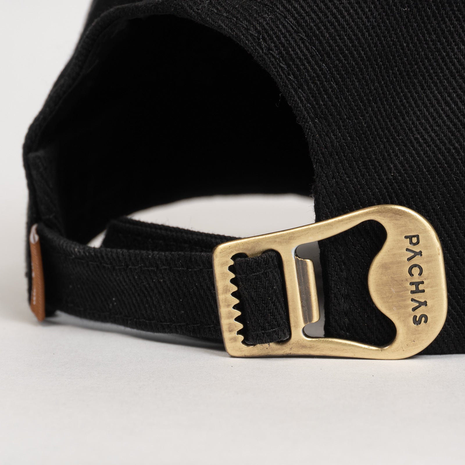 Gorra "Icono" Pachas Negra con destapador