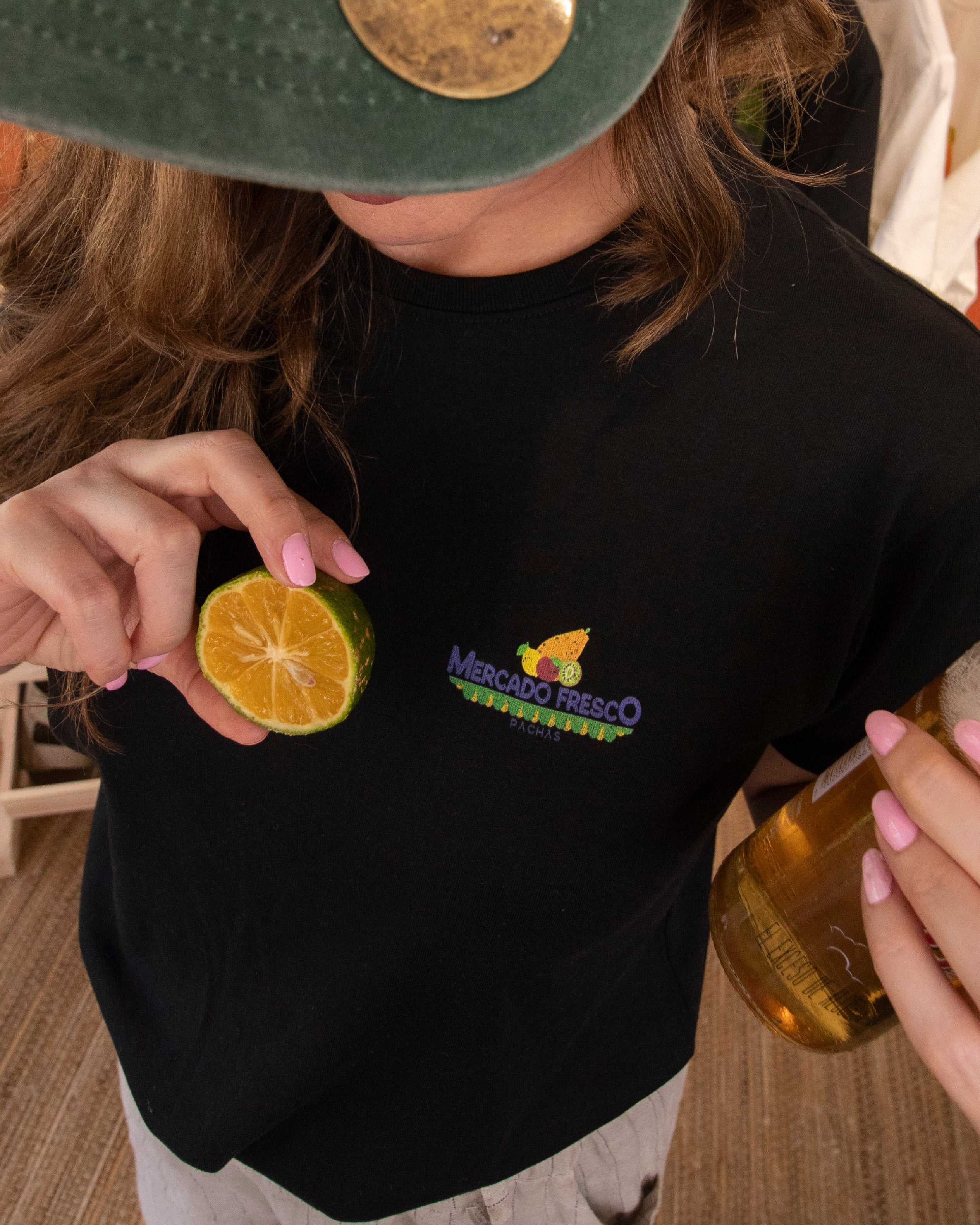 Camiseta Negra "Mercado Fresco" Limon Mandarino