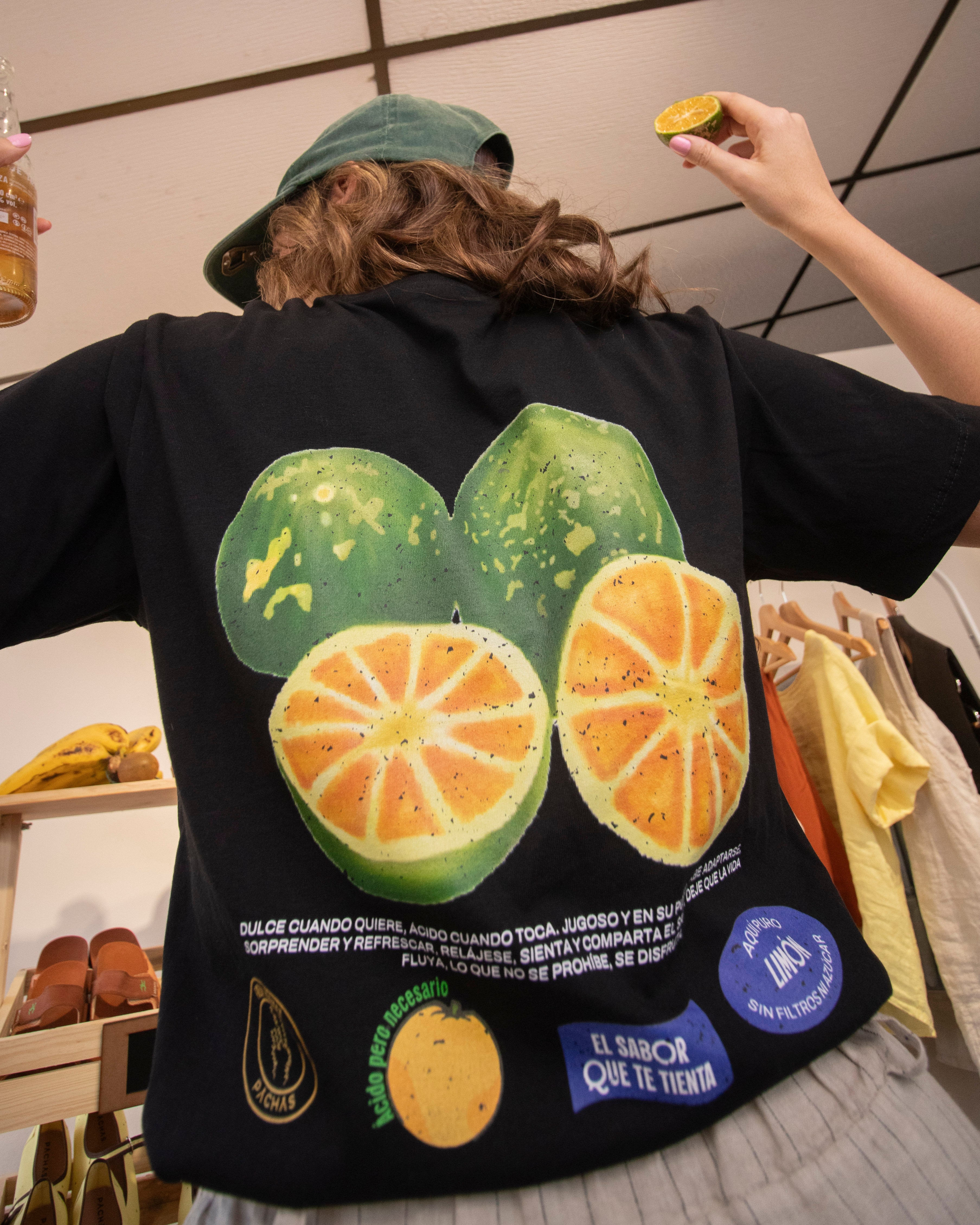 Camiseta Negra "Mercado Fresco" Limon Mandarino