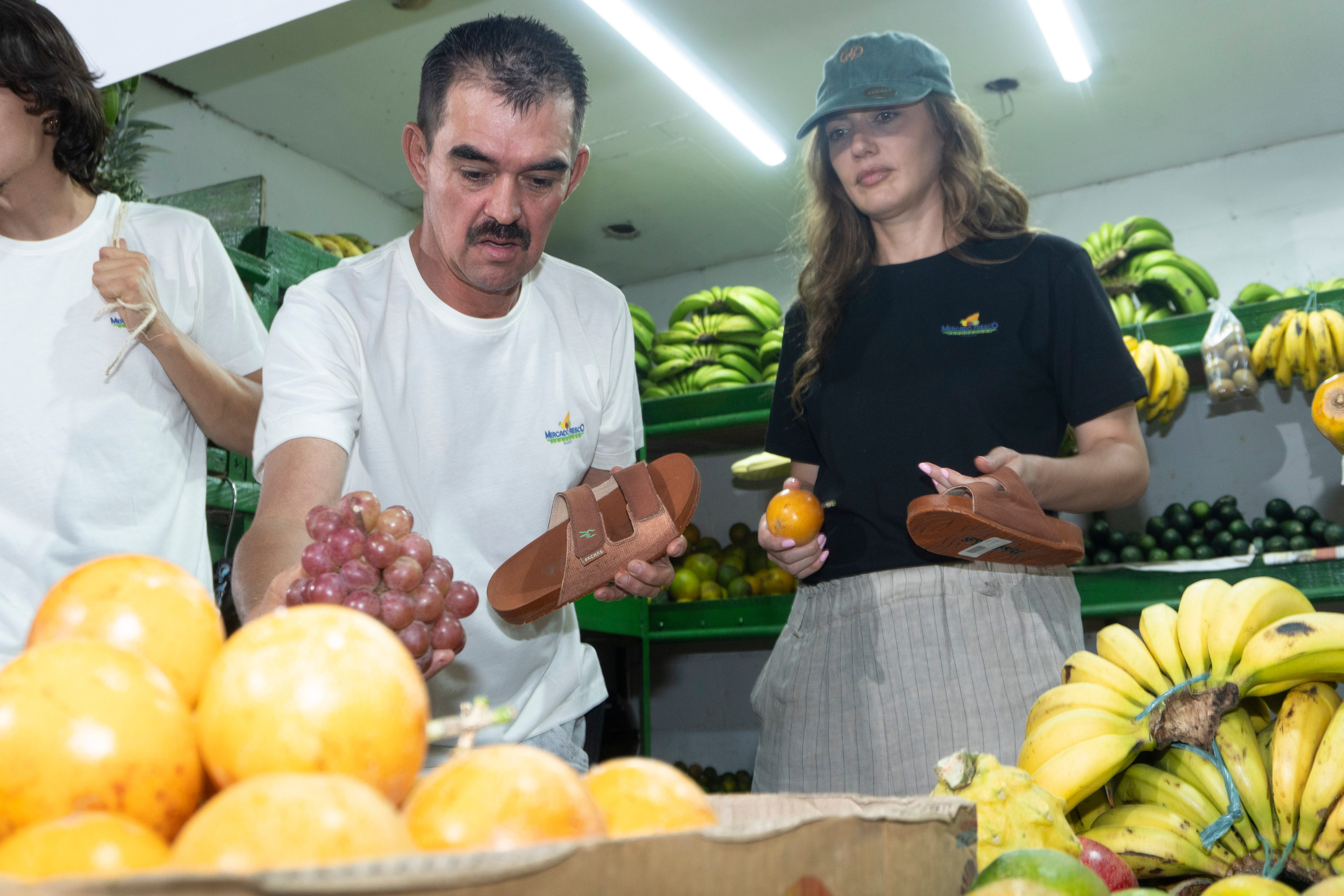 Camiseta Blanca "Mercado Fresco" Papaya